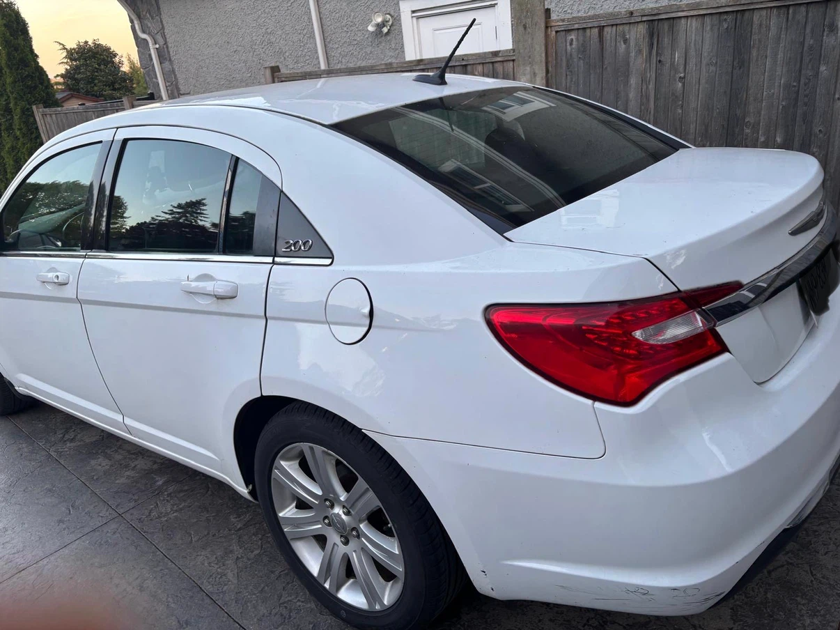 White Chrysler 200 Sedan - photo 3