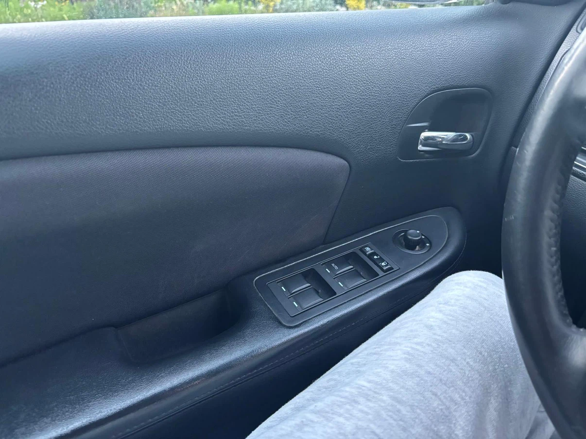 White Chrysler 200 Sedan - photo 4