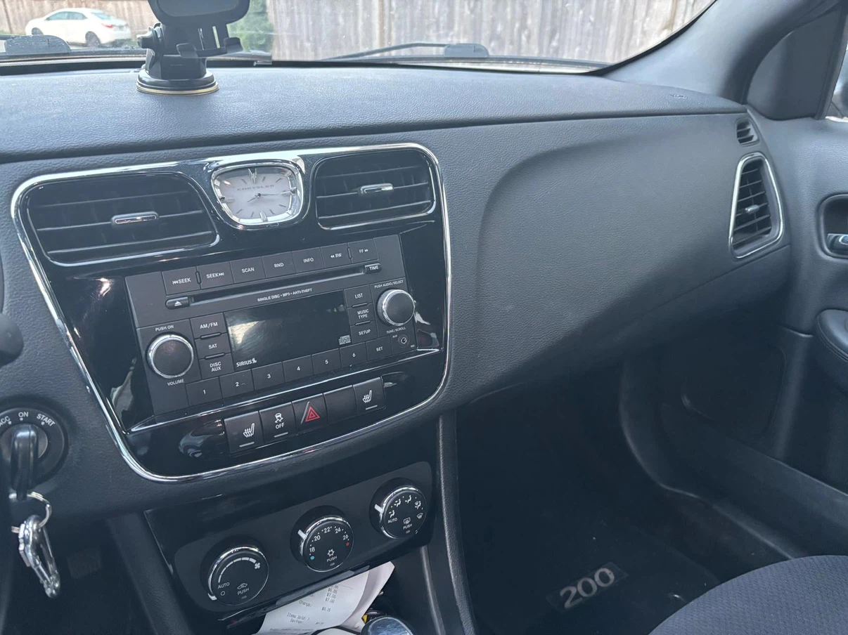 White Chrysler 200 Sedan - photo 5