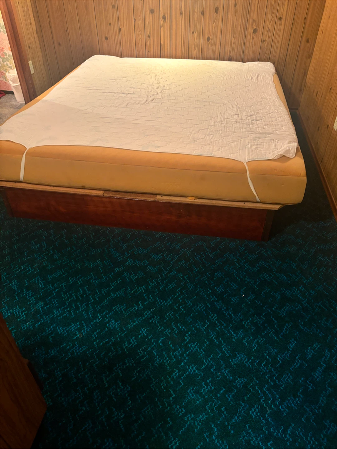 King size bed - photo 3