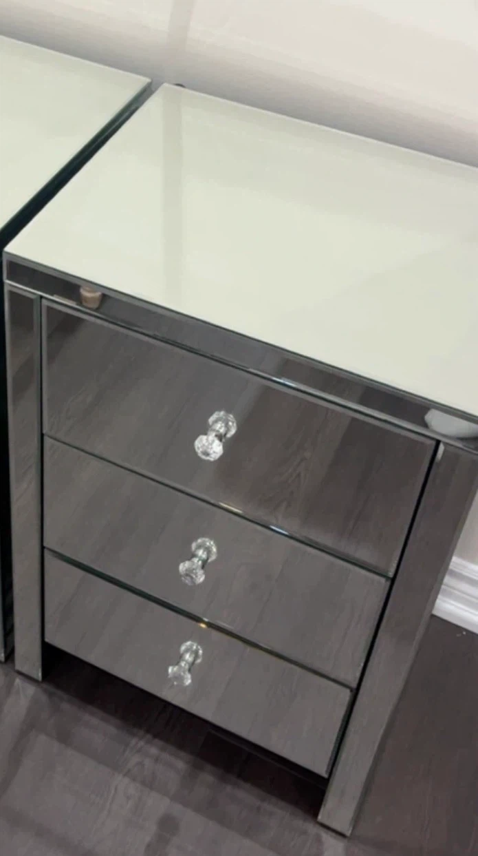 200$ Mirrored 3-Drawer Nightstand - photo 3