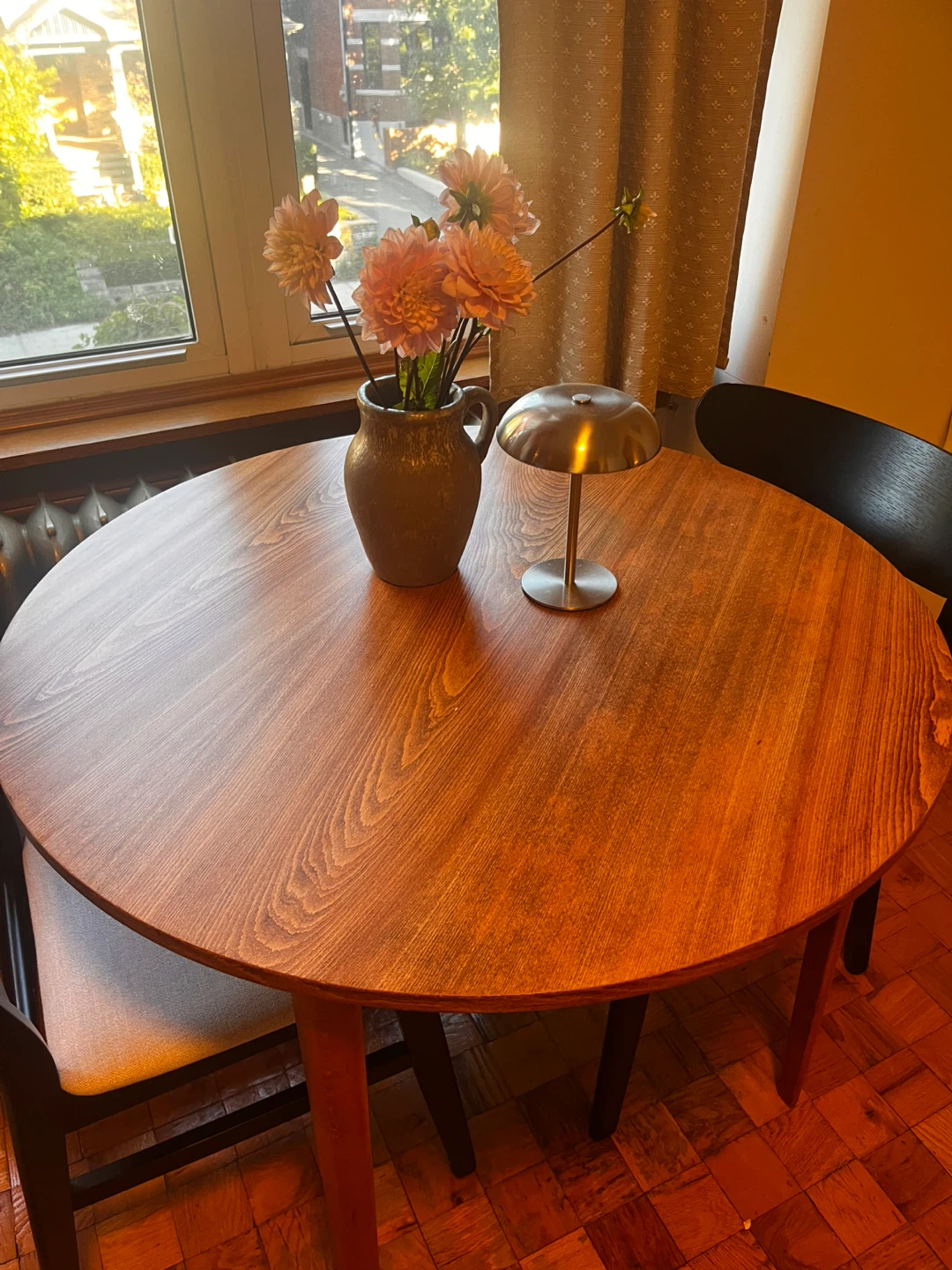 MCM wooden round table and 2 chairs - photo 2
