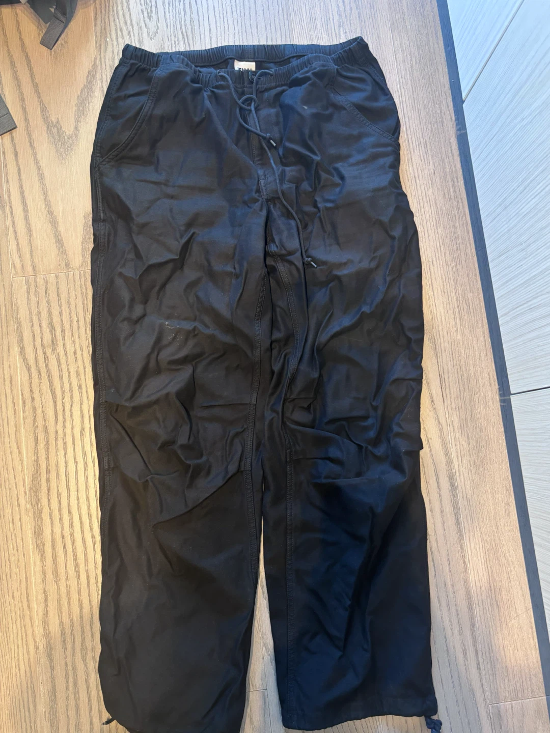 Aritzia TNA women’s Black Cargo, Size M