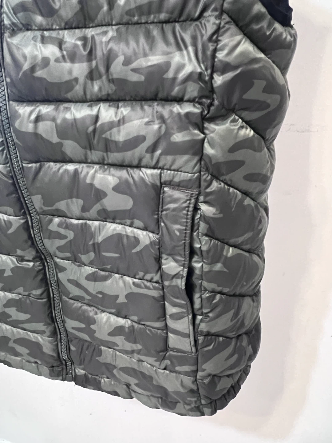 🖤 Mango Kids Boys Camo Hooded Puffer Vest – Size 11–12 - photo 2