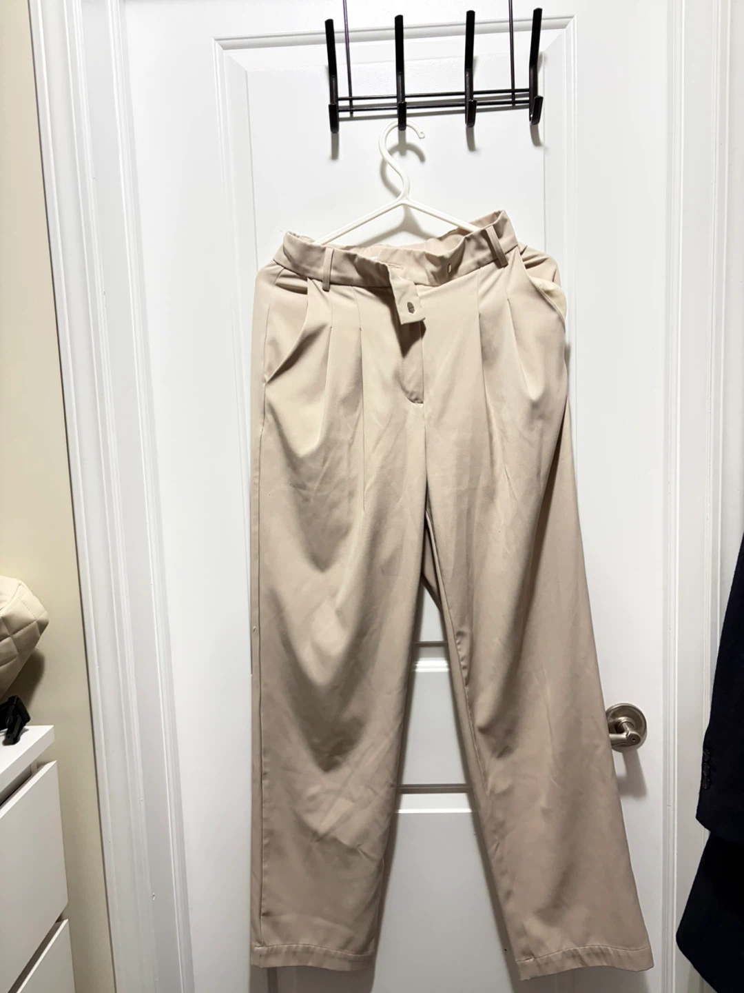 DE BASE Pleated Trousers - Beige