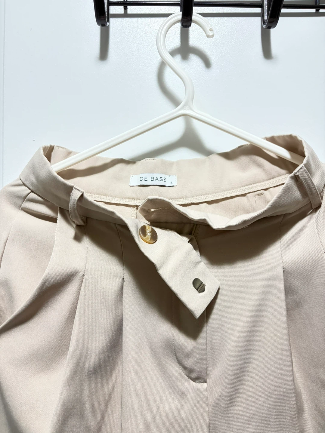 DE BASE Pleated Trousers - Beige - photo 2
