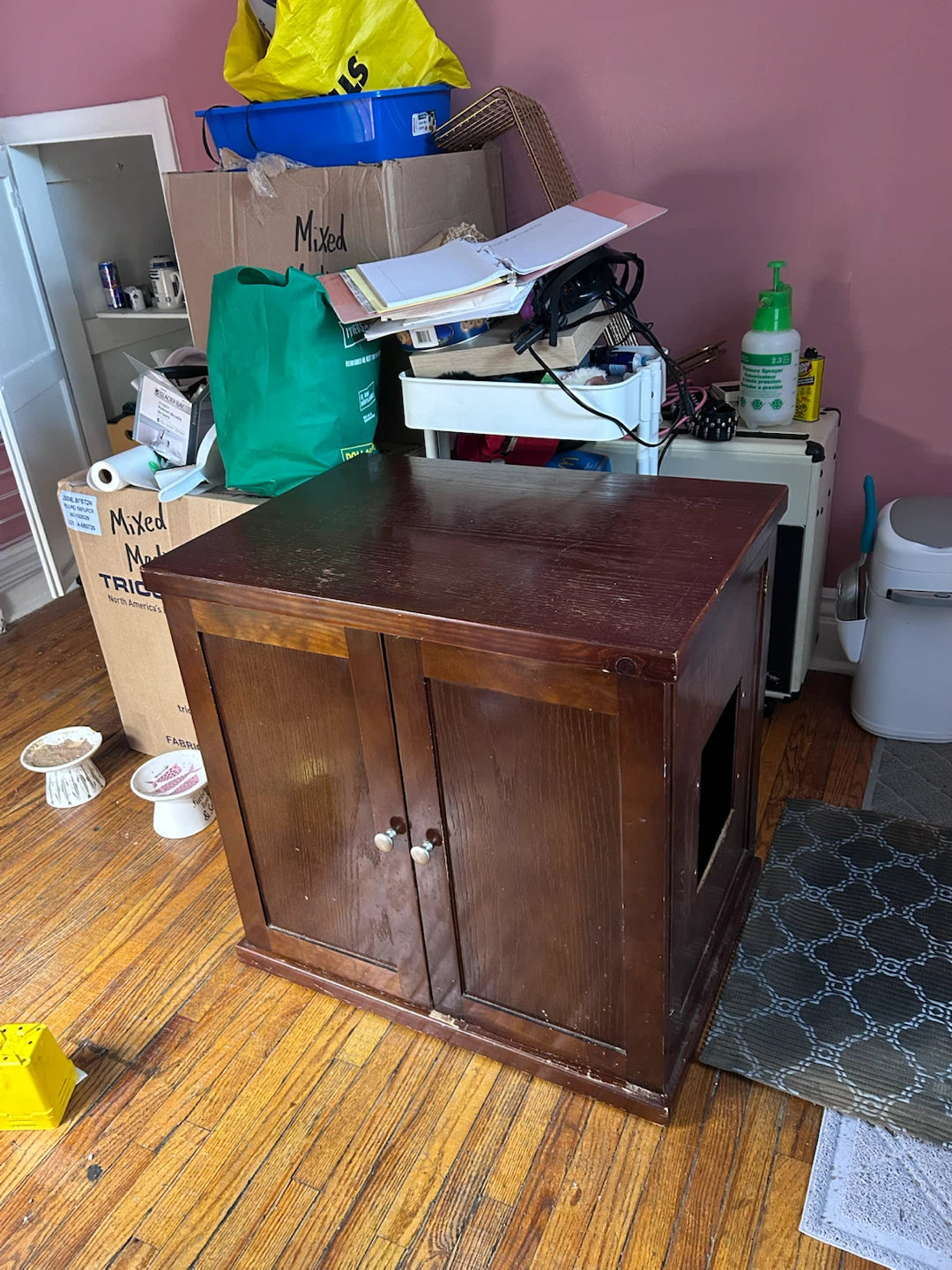 Cat litter enclosure