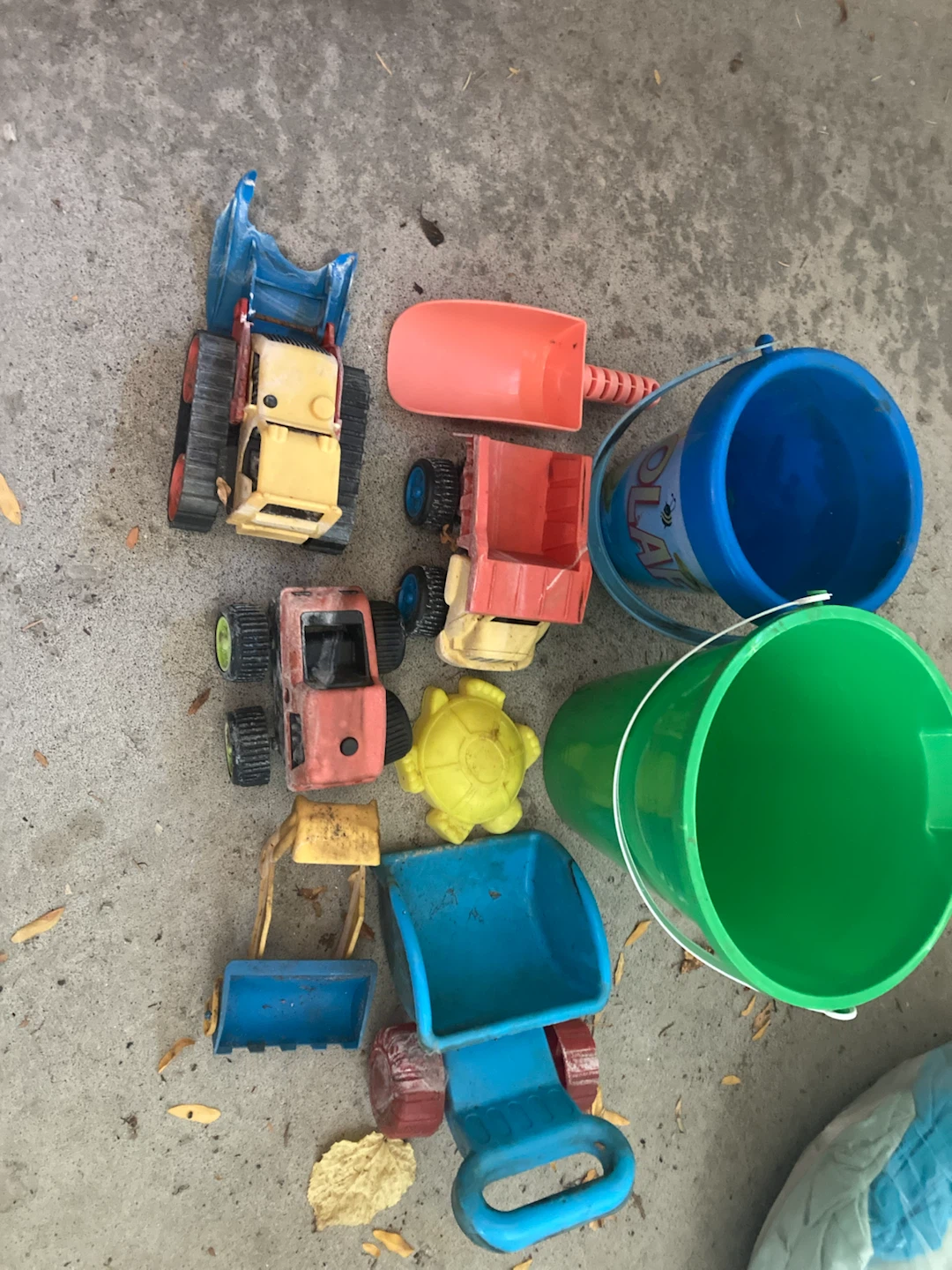 Assorted children's sand toy set