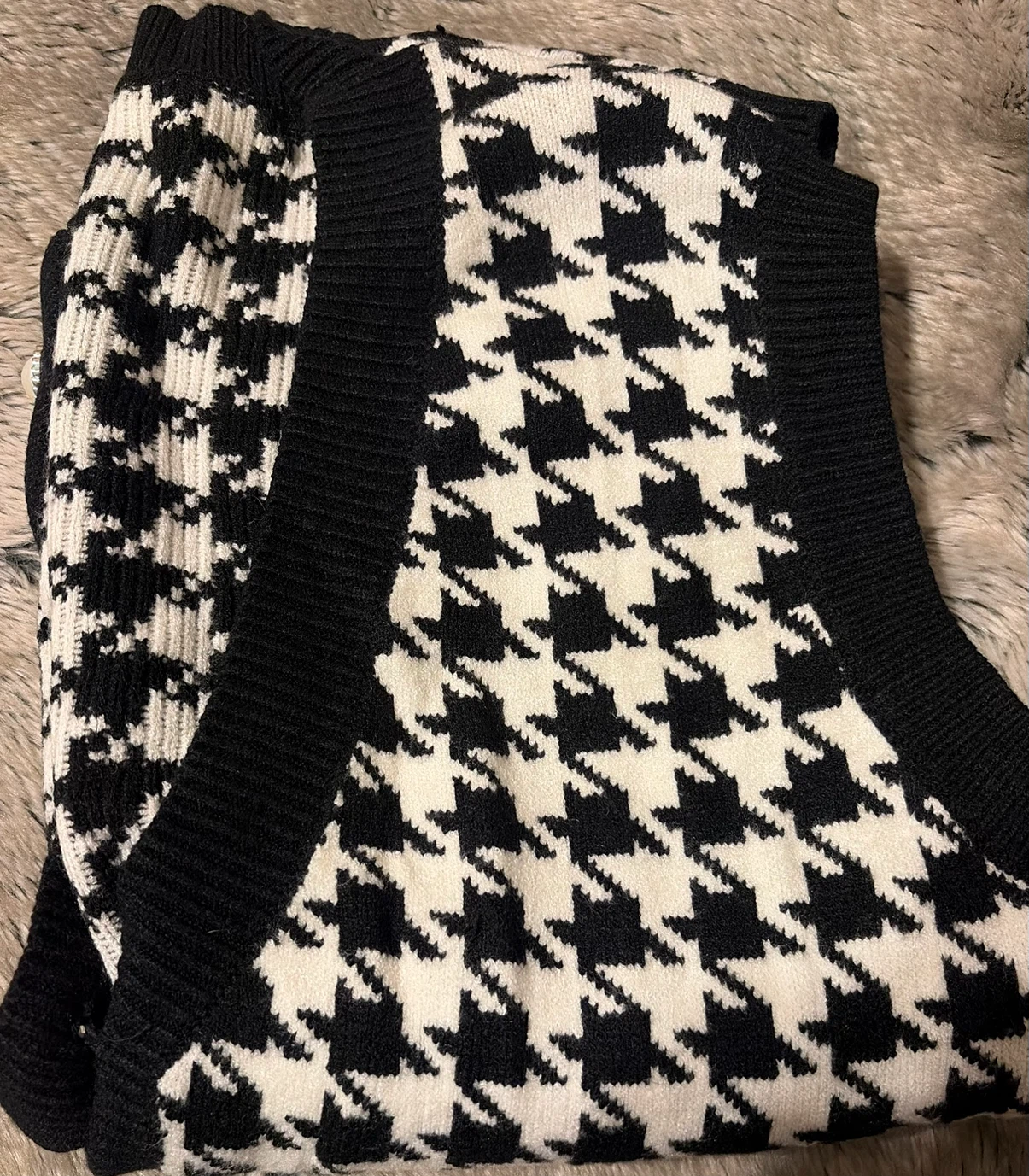 Black and White Houndstooth Knit Cardigan Vest - photo 4