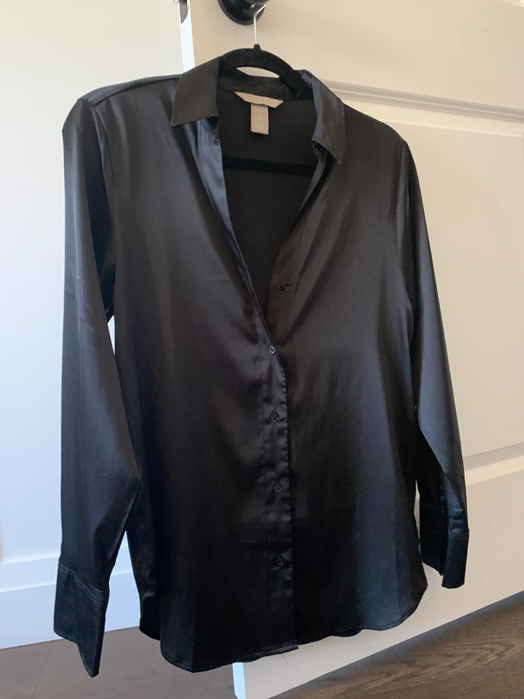 Two H&M V-neck satin blouses - photo 4