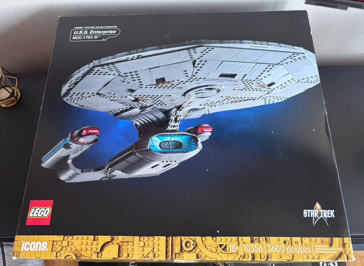 LEGO 10356 Star Trek U.S.S. Enterprise NCC-1701-D - photo 2