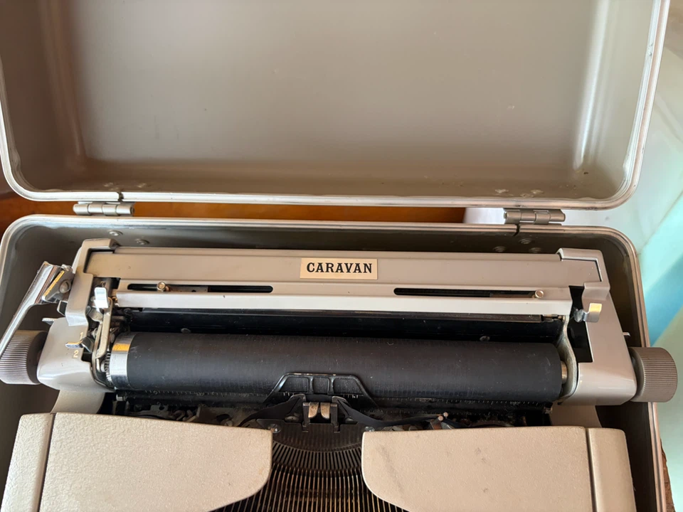 Royal Caravan Portable Typewriter with Case - photo 2