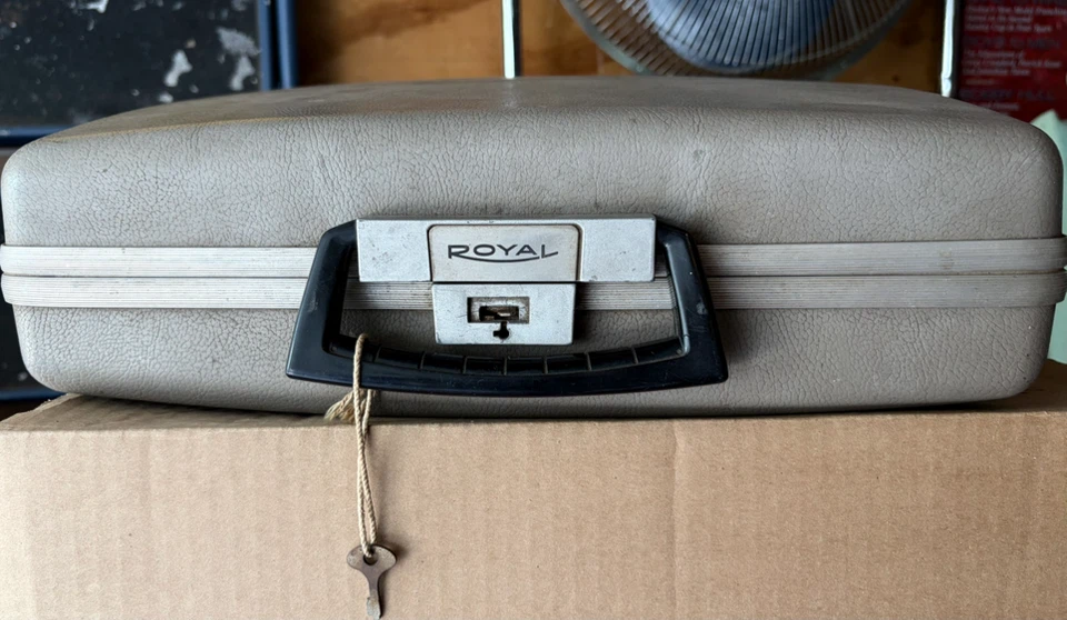 Royal Caravan Portable Typewriter with Case - photo 4
