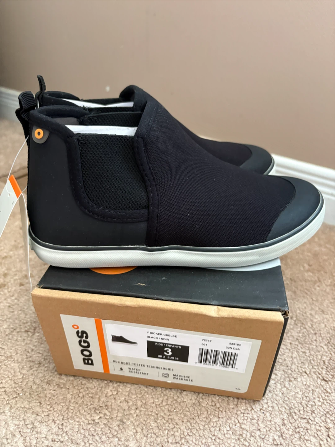 New BOGS Kids Kicker Chelsea boots, size 3.