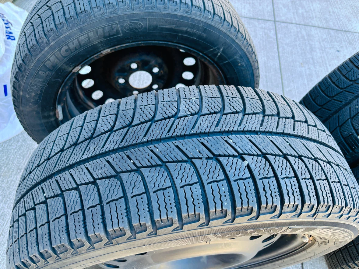 Set of 4 Michelin X-Ice Tires on Steel Rims - photo 2