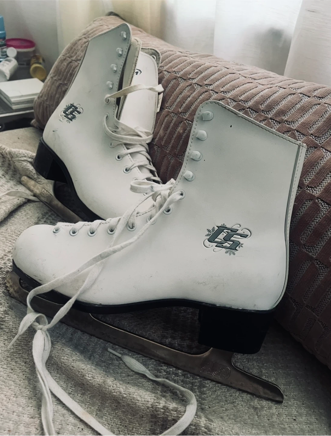 CCM 30 White Figure Skates - photo 2