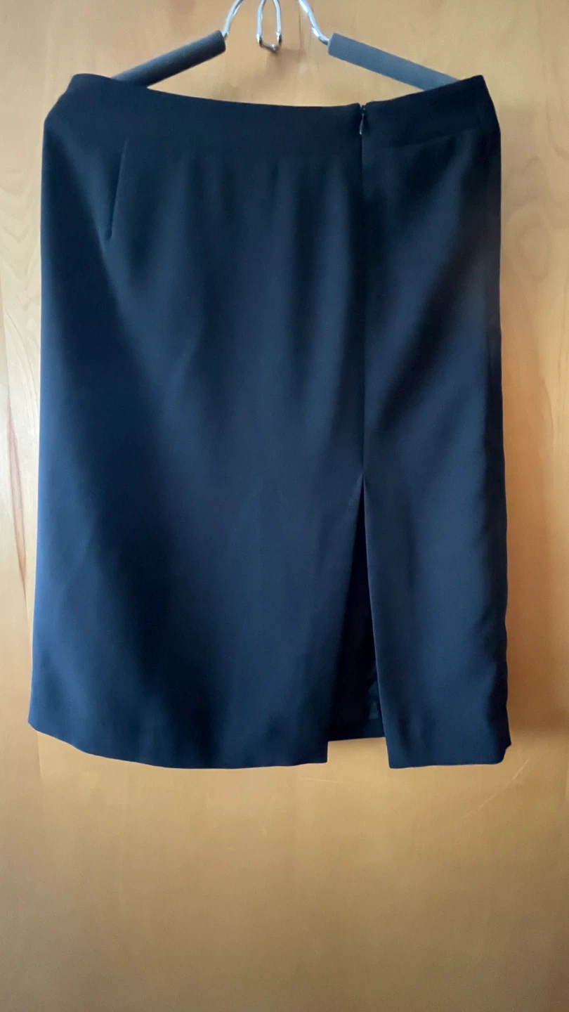 Black classic knee-length skirt - photo 2