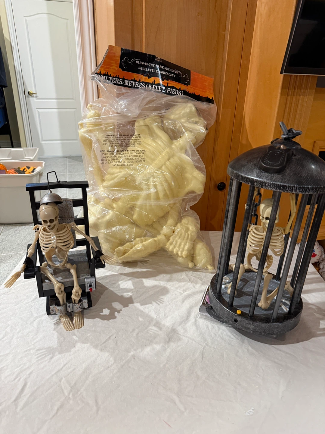 Halloween Decoration Set: 5ft Skeleton and Two Props