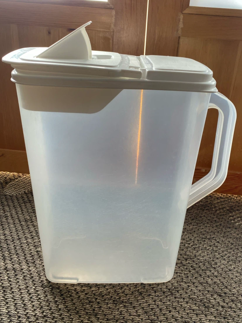 Pet food/treat container