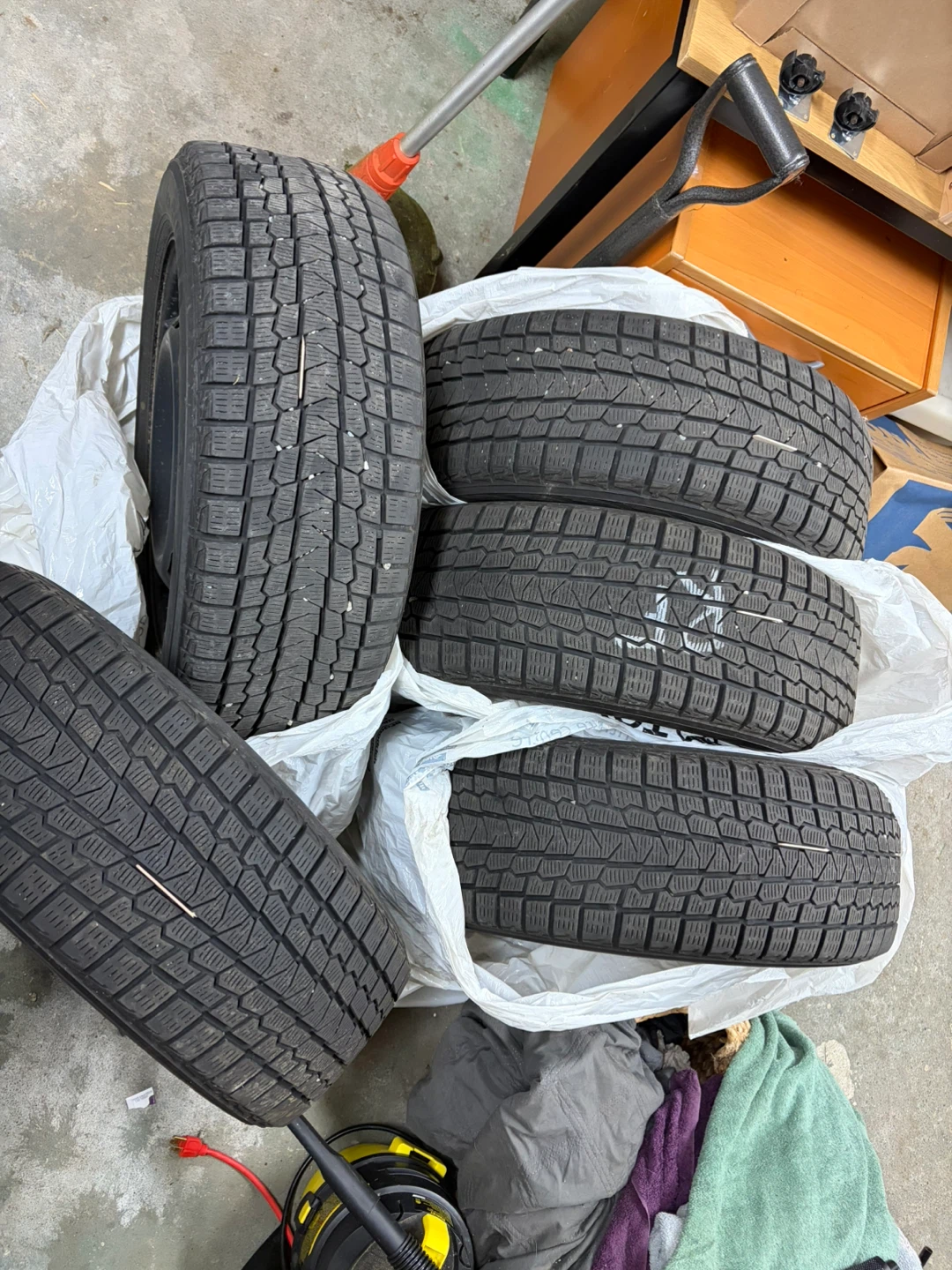 4 Yokohama 215/55R17 Winter Tires with rims