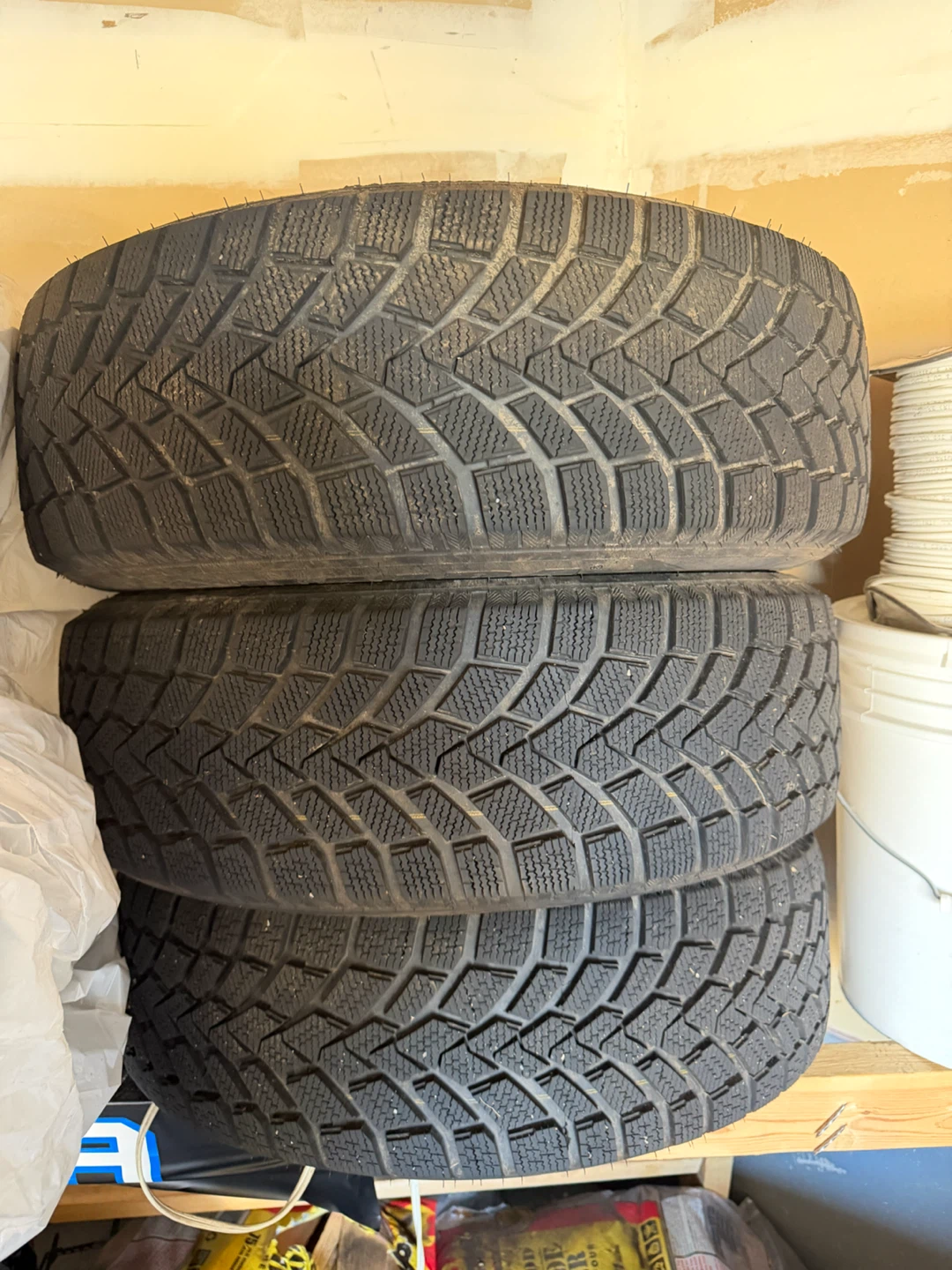 4 winter tires 215/60R16 1 all season - photo 2