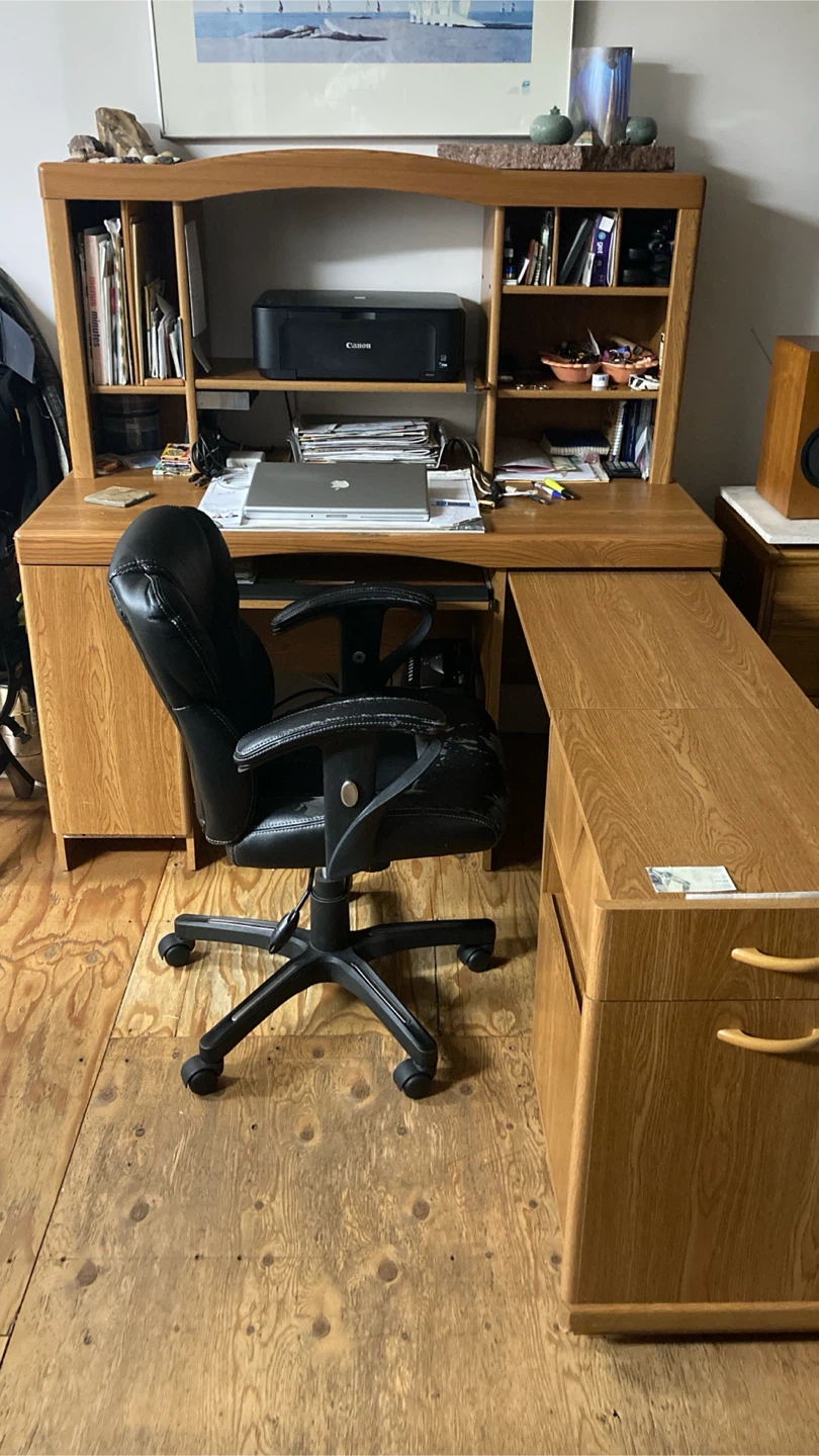 Desk - photo 2
