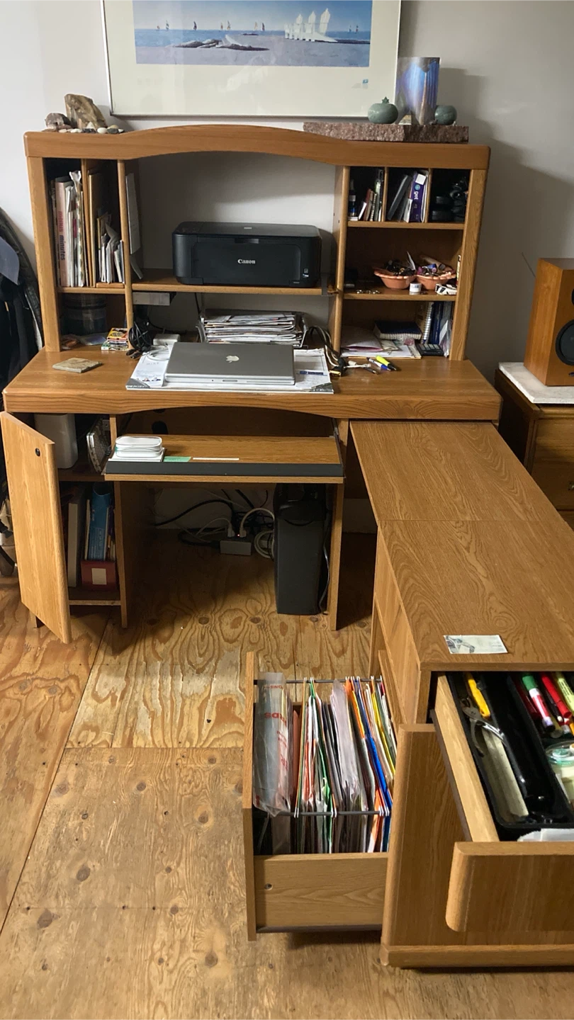 Desk - photo 3