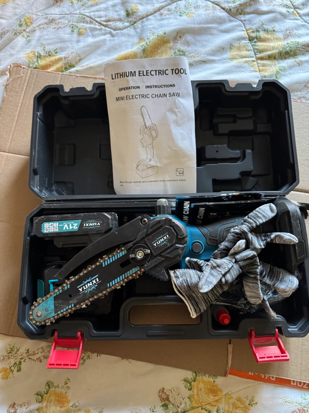 Cordless mini chainsaw
