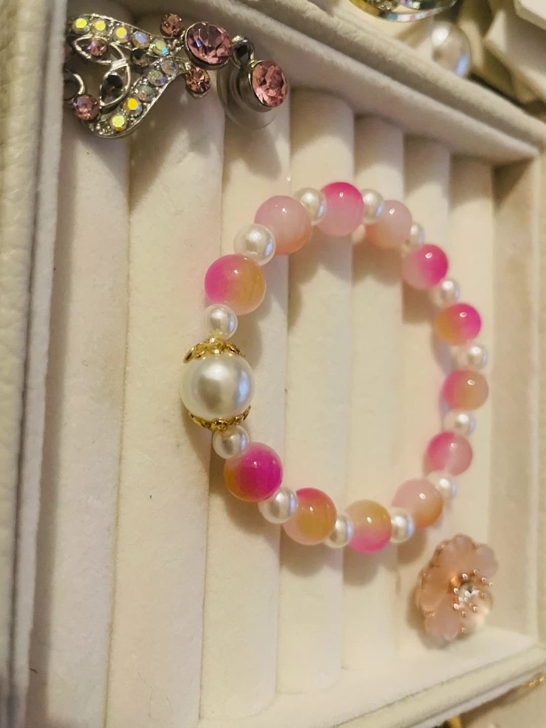 Bracelet en perles rose et blanc - photo 2