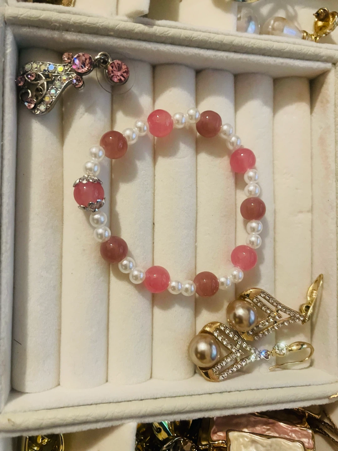 Bracelet en perles roses et blanches - photo 2