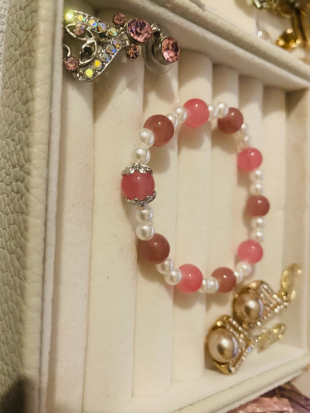 Bracelet en perles roses et blanches - photo 3
