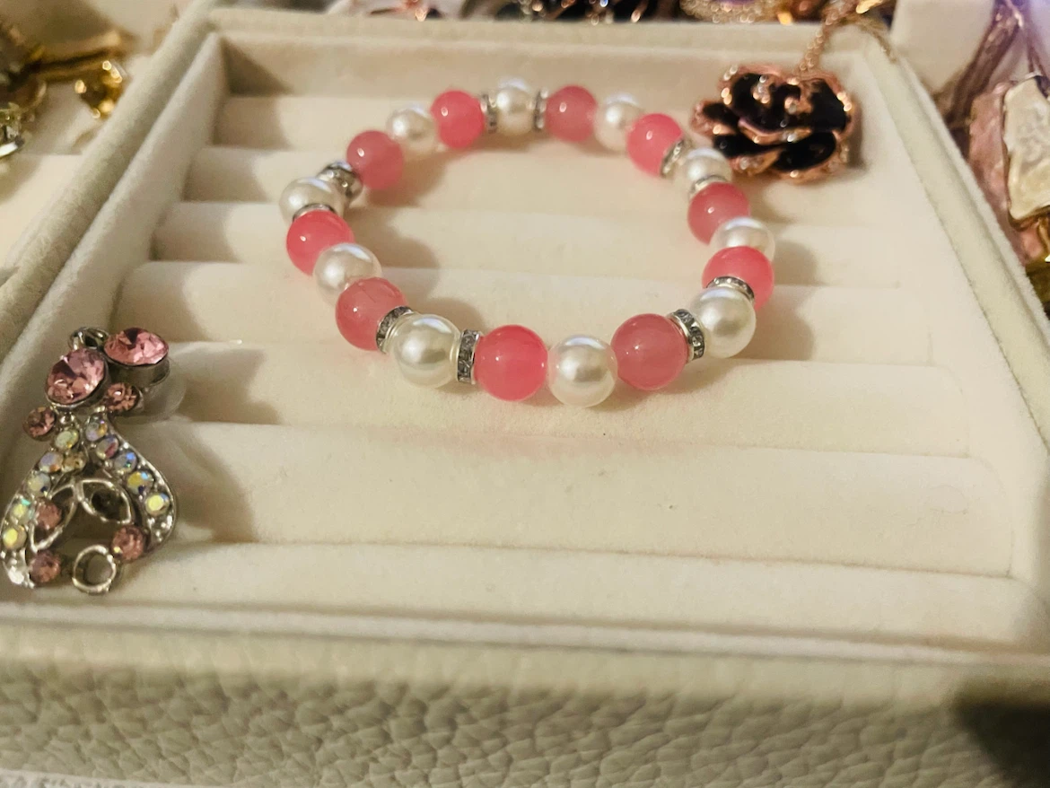 Bracelet en perles roses et blanches - photo 2