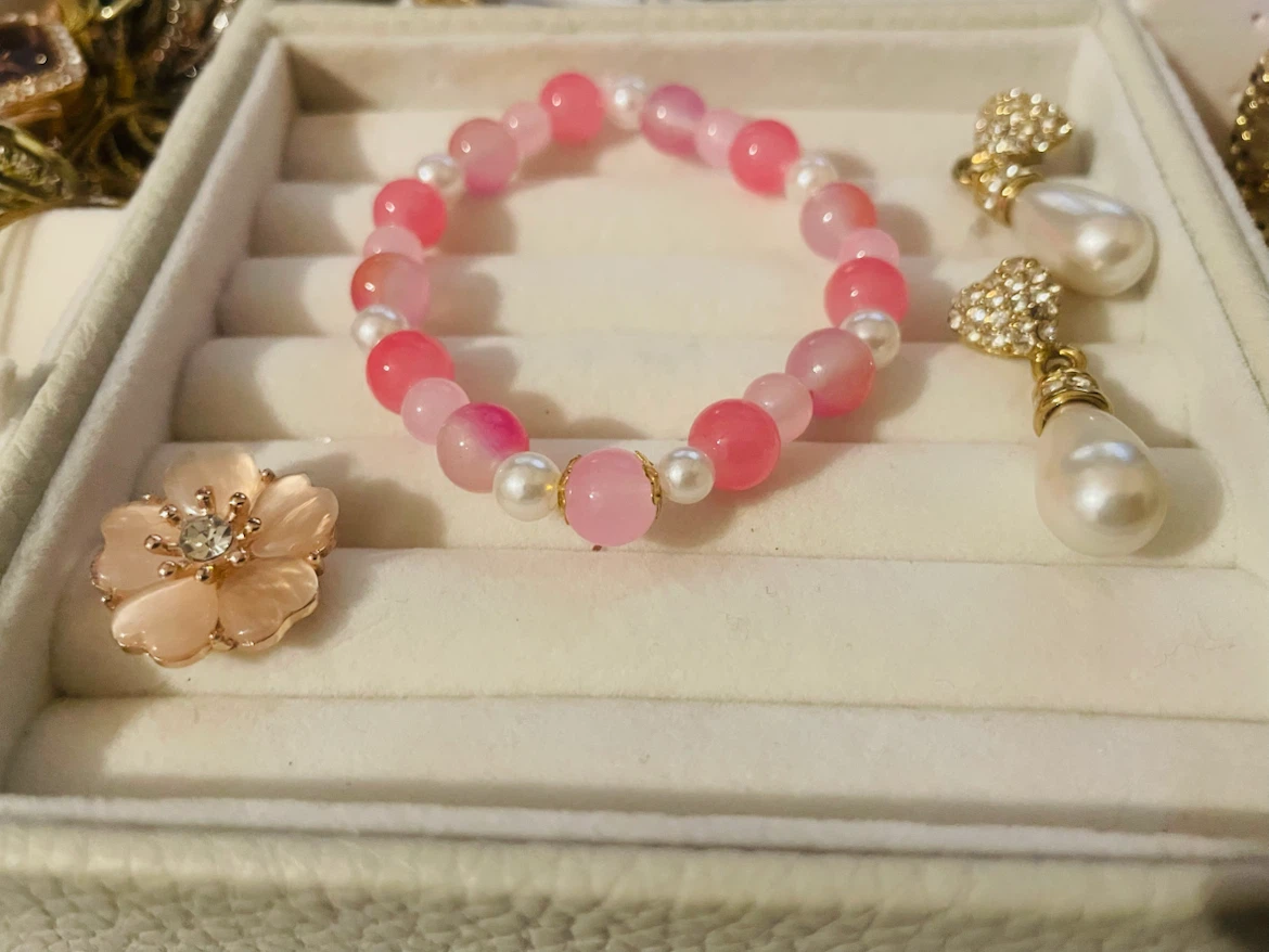 Bracelet en perles rose et blanc - photo 2