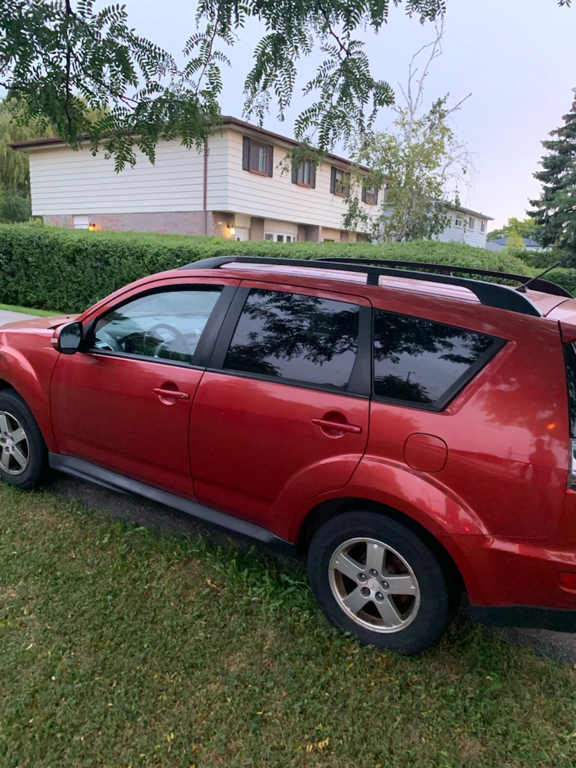 Red Mitsubishi Outlander SUV - photo 2