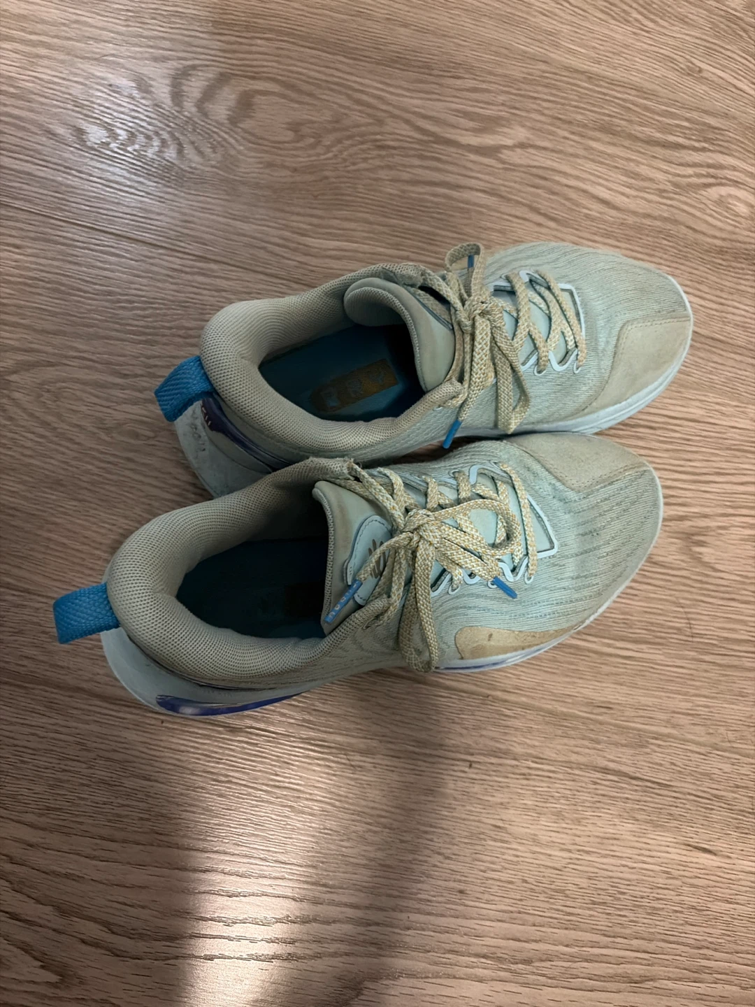 Basketball shoes