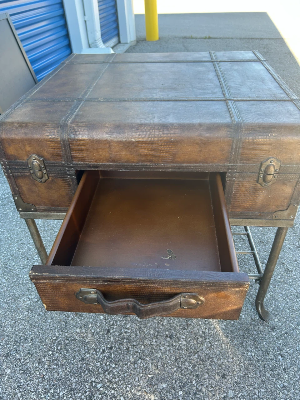 Vintage-Style Trunk Side Table - photo 2