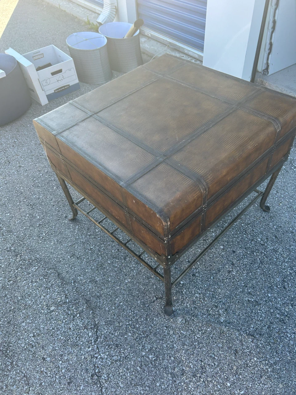 Vintage-Style Trunk Side Table - photo 3