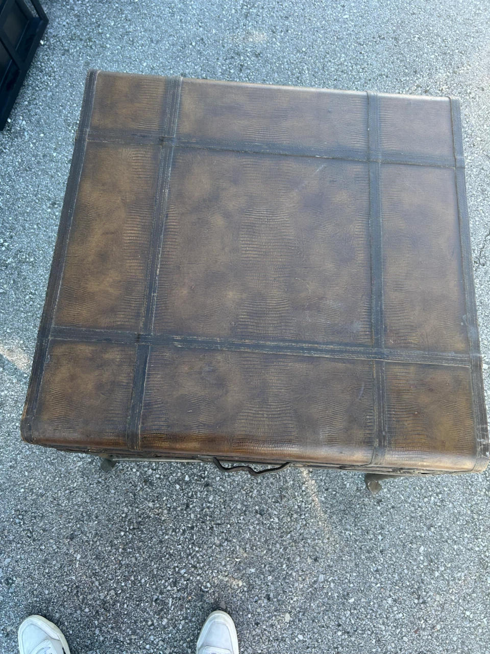 Vintage-Style Trunk Side Table - photo 4