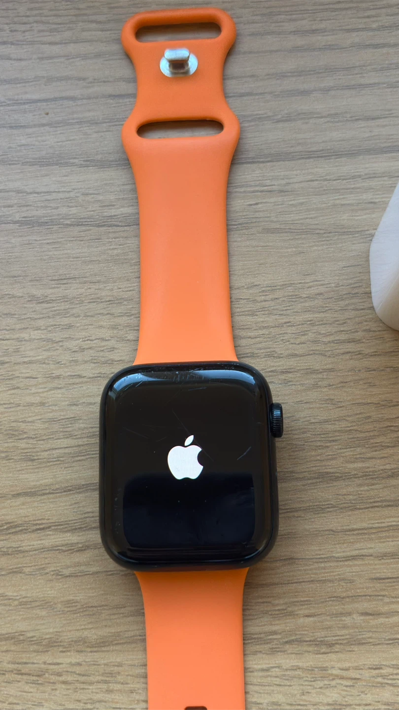 Apple Watch SE 2 (44mm screen size) - photo 2