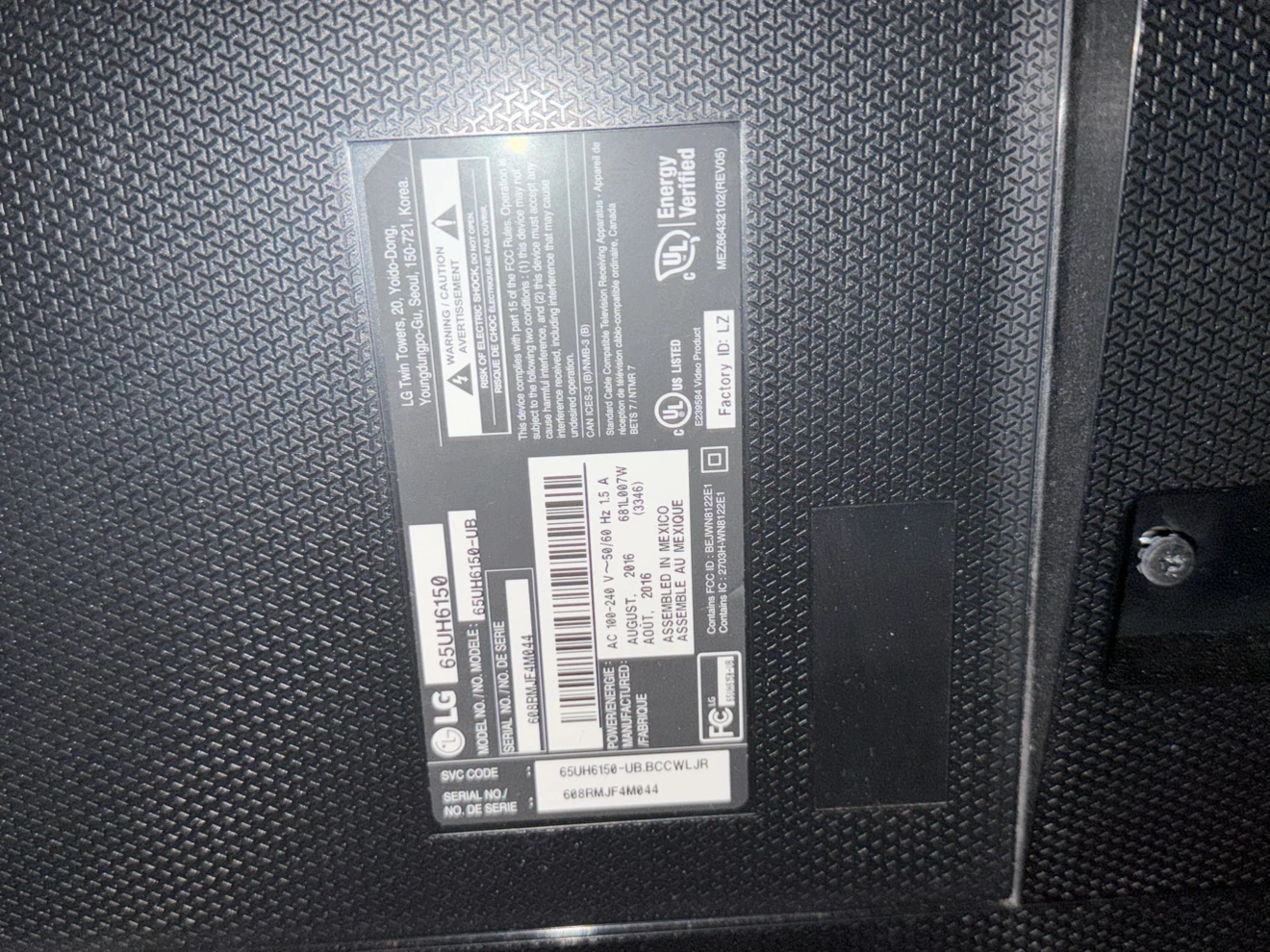 LG 65UH6150 65 inch LED TV | HAS VERTICAL LINE DOWN MIDDLE - photo 2