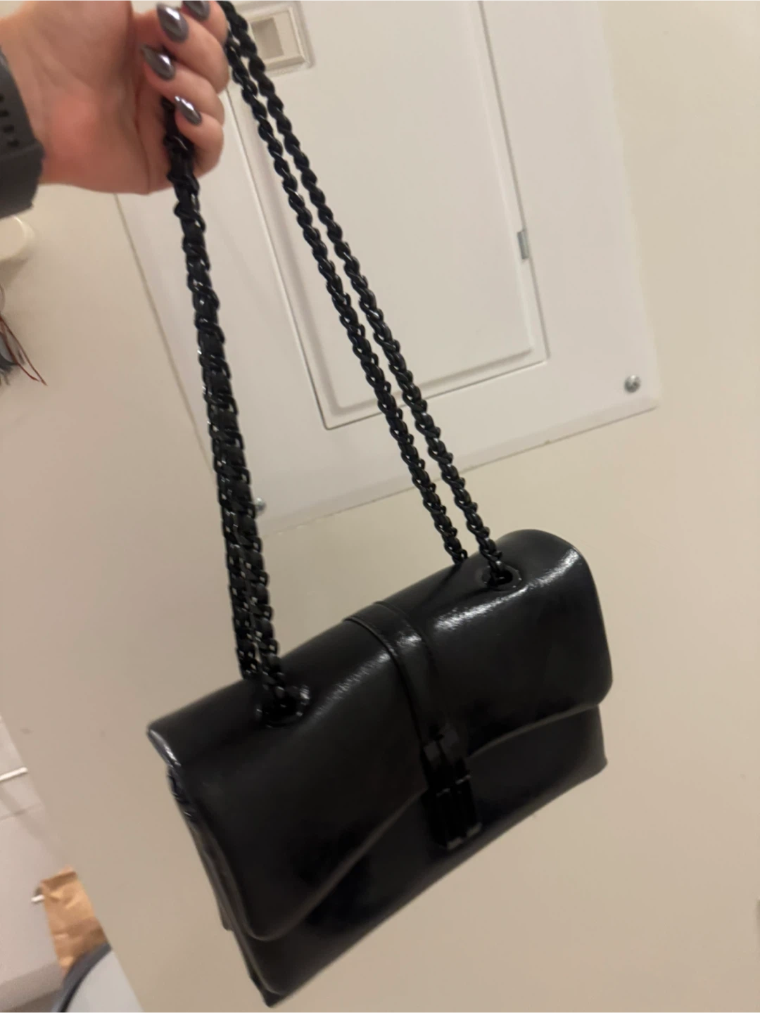 Black glossy chain shoulder bag - photo 2