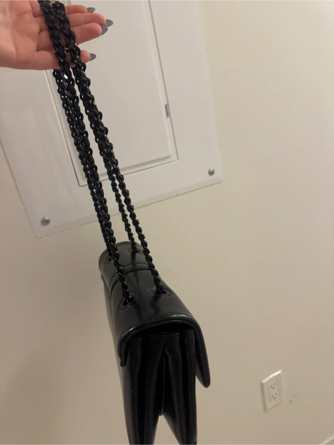 Black glossy chain shoulder bag - photo 3