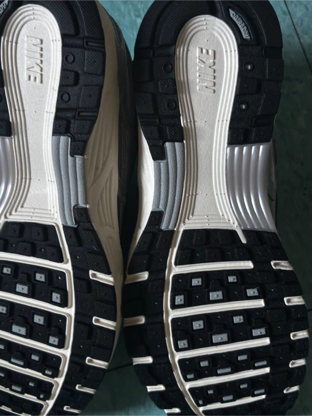 Nike Silver and White Running Shoes - photo 4