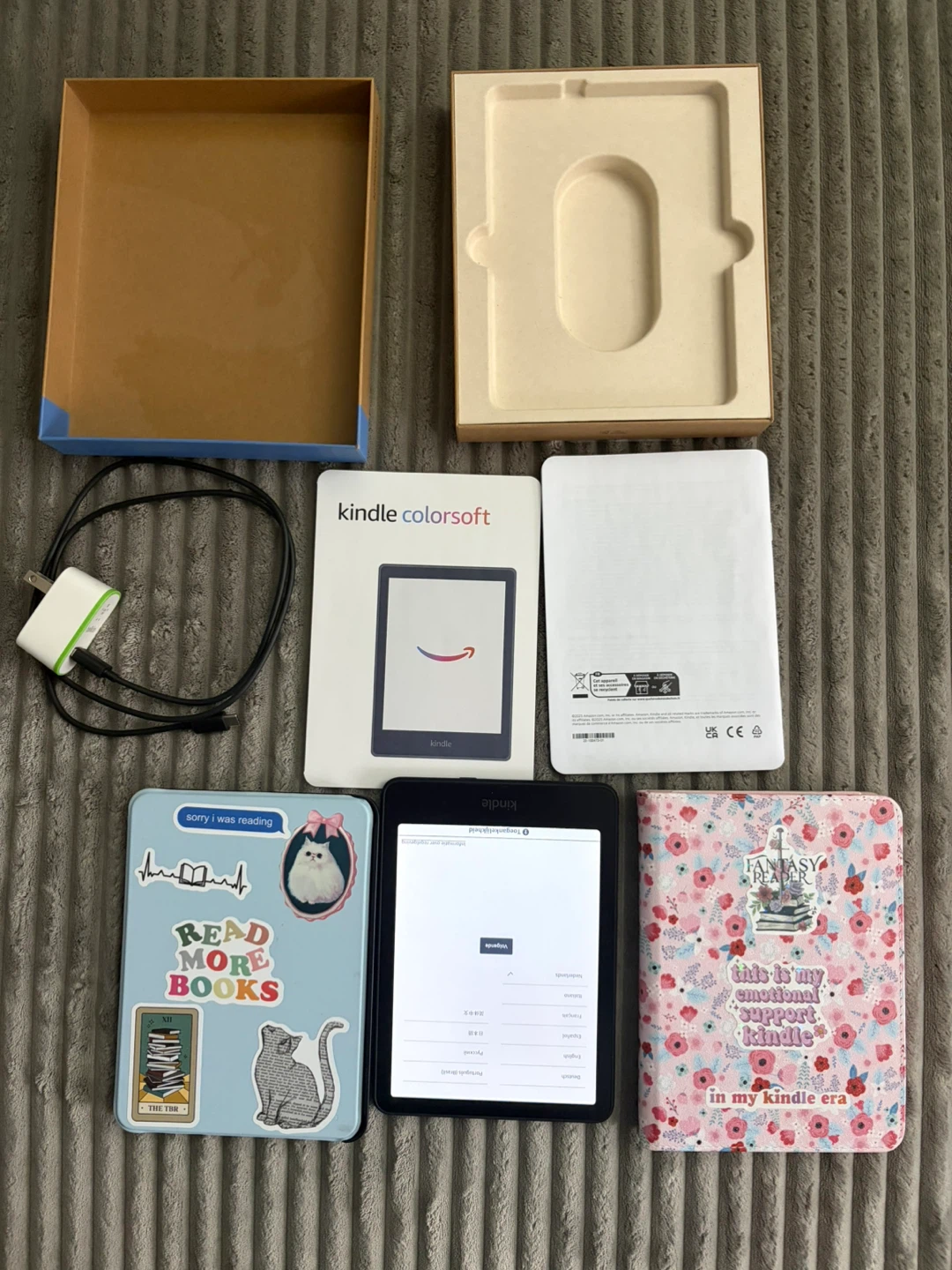 Amazon Kindle 16 GB Colorsoft with accessories