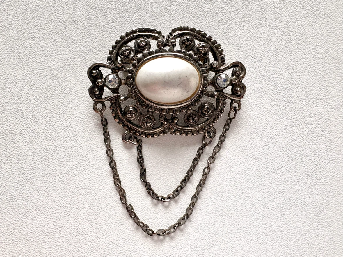 Vintage Style Oval Faux Pearl Brooch with Draped Chain