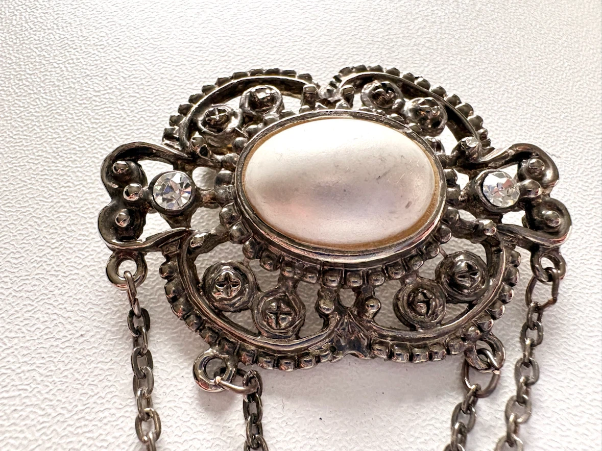 Vintage Style Oval Faux Pearl Brooch with Draped Chain - photo 2