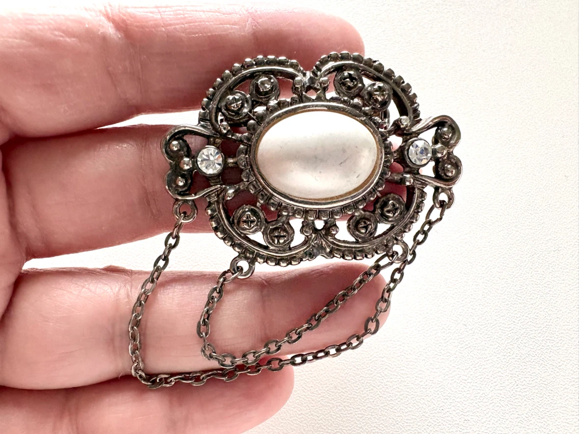 Vintage Style Oval Faux Pearl Brooch with Draped Chain - photo 3