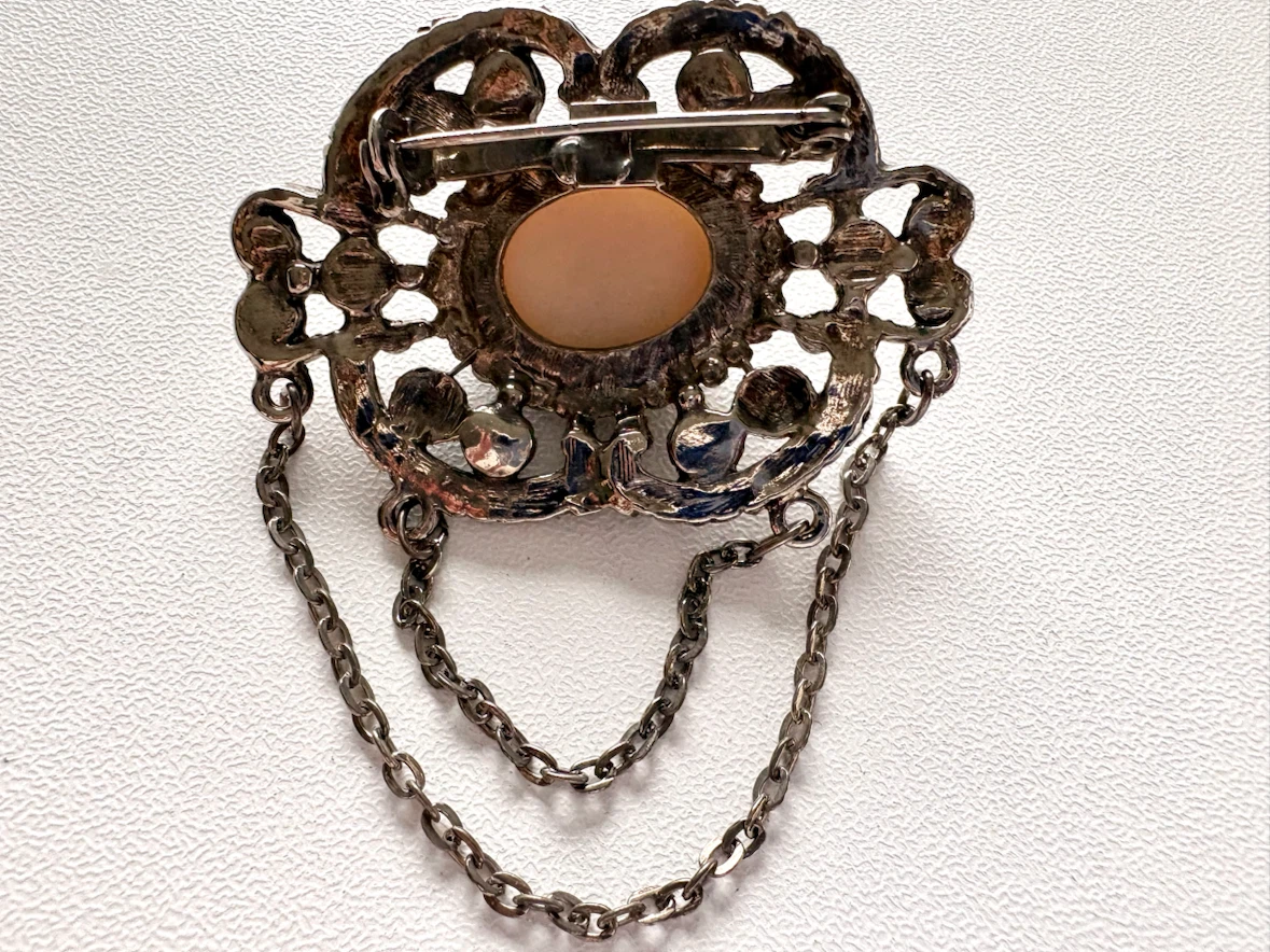 Vintage Style Oval Faux Pearl Brooch with Draped Chain - photo 4