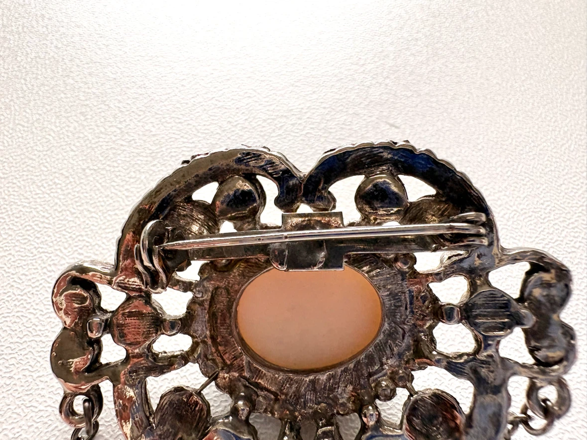 Vintage Style Oval Faux Pearl Brooch with Draped Chain - photo 5