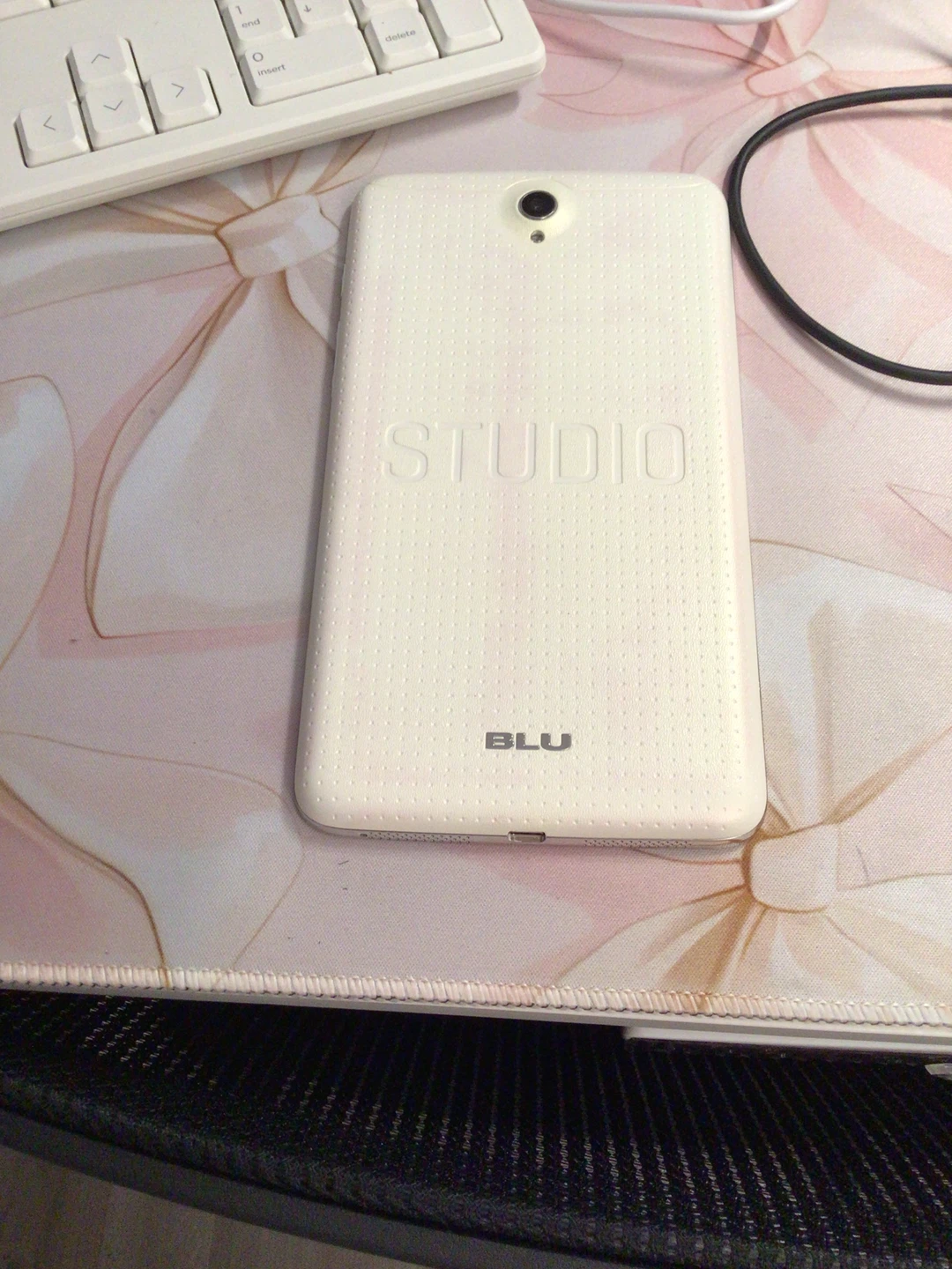 BLU Studio smartphone with floral wallet case - photo 2